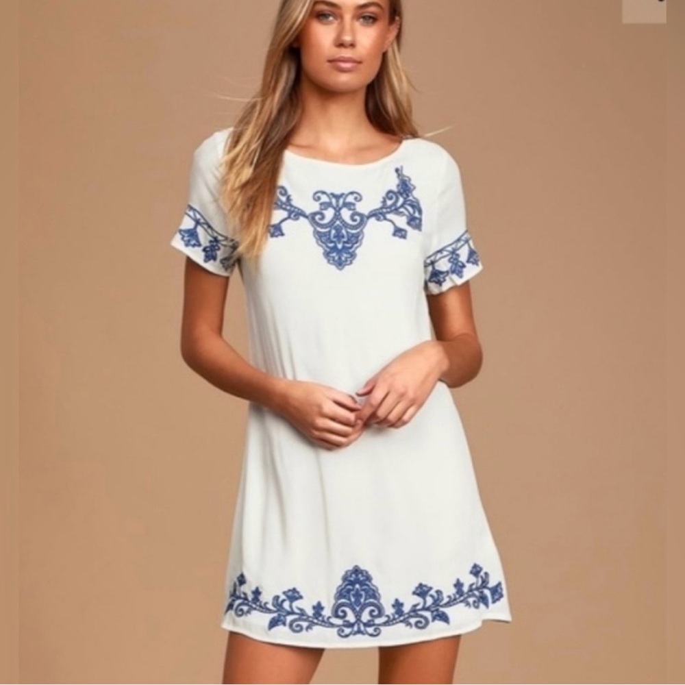 NWOT Lulu's Tale To Tell White & Blue Embroidered Dress. XS
